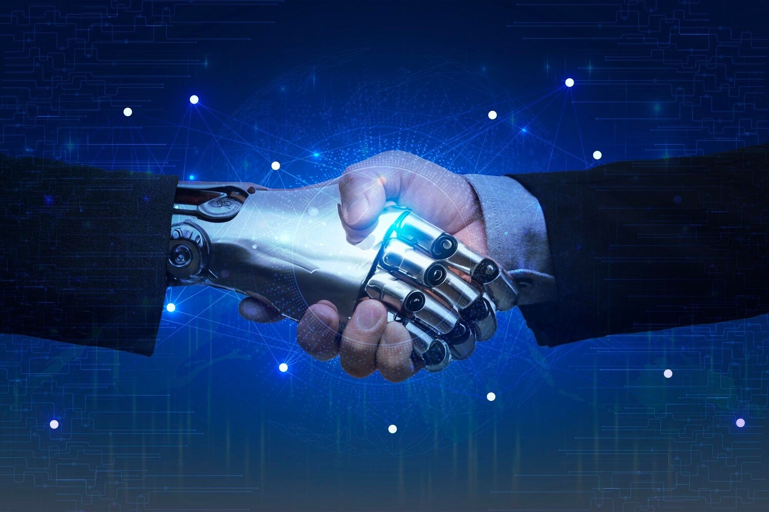 Emberi és robotkéz fog kezet, ami az ember és a mesterséges intelligencia együttműködését szimbolizálja kék digitális háttér előtt.