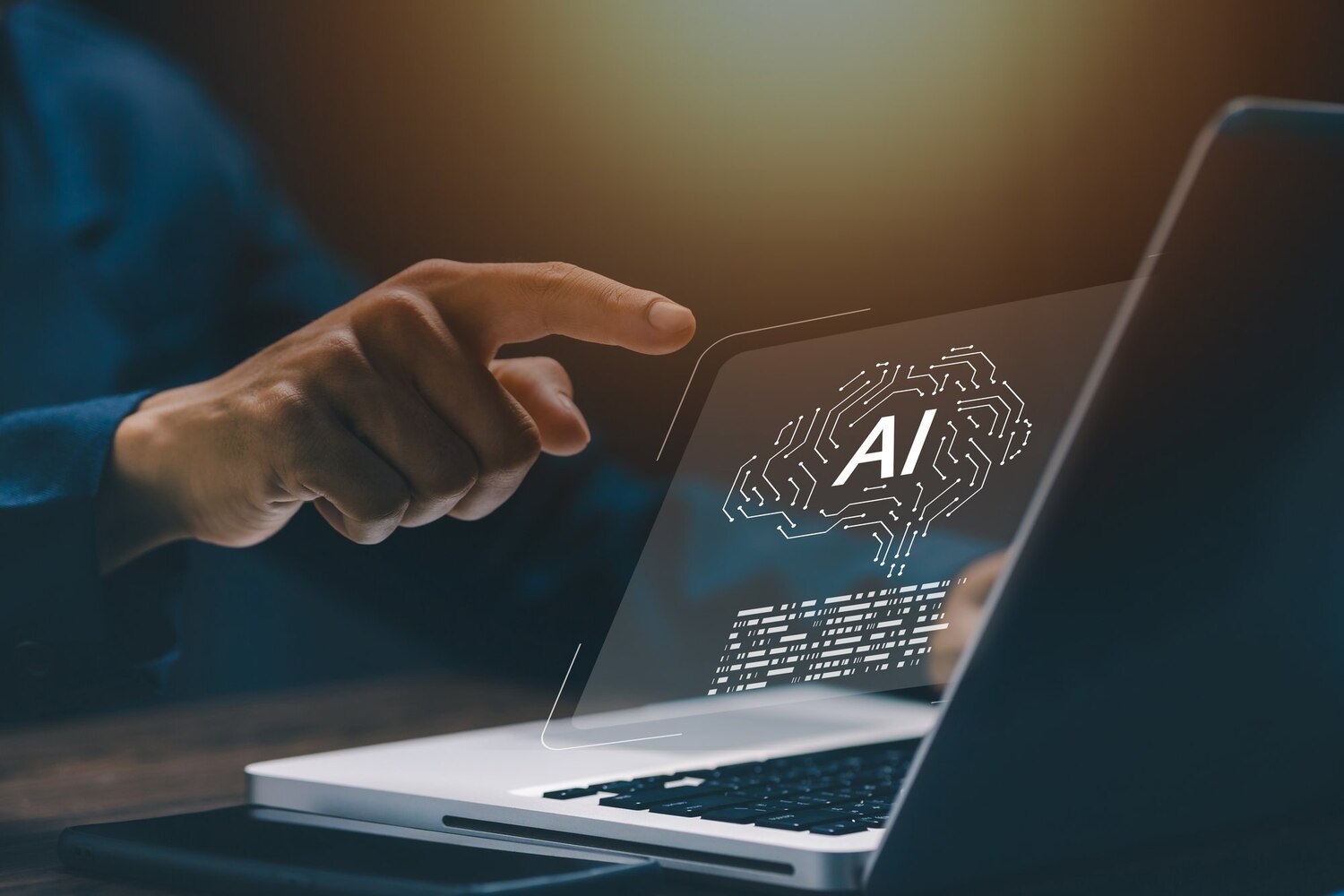 Egy kéz mutat egy laptop képernyőjén megjelenő mesterséges intelligencia (AI) ikonra, ami egy agyat ábrázol áramköri mintázattal.