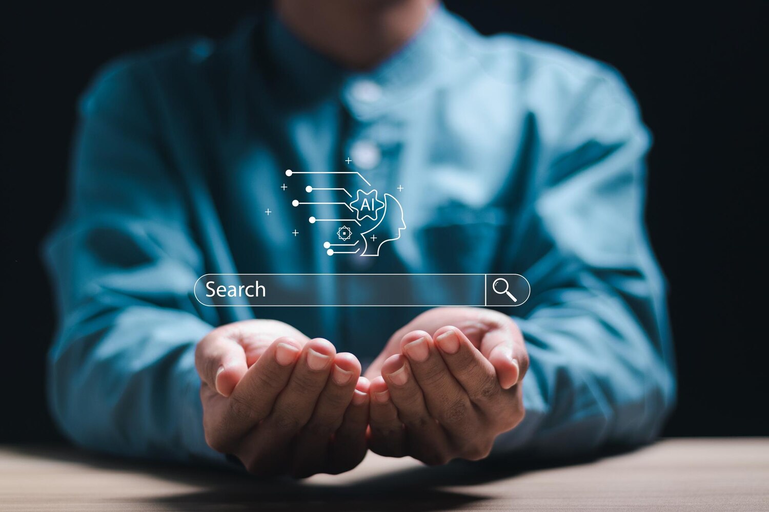 Nyitott tenyéren lebegő keresőmező és mesterséges intelligencia (AI) ikon, ami a Google AI változásokat szimbolizálja.
