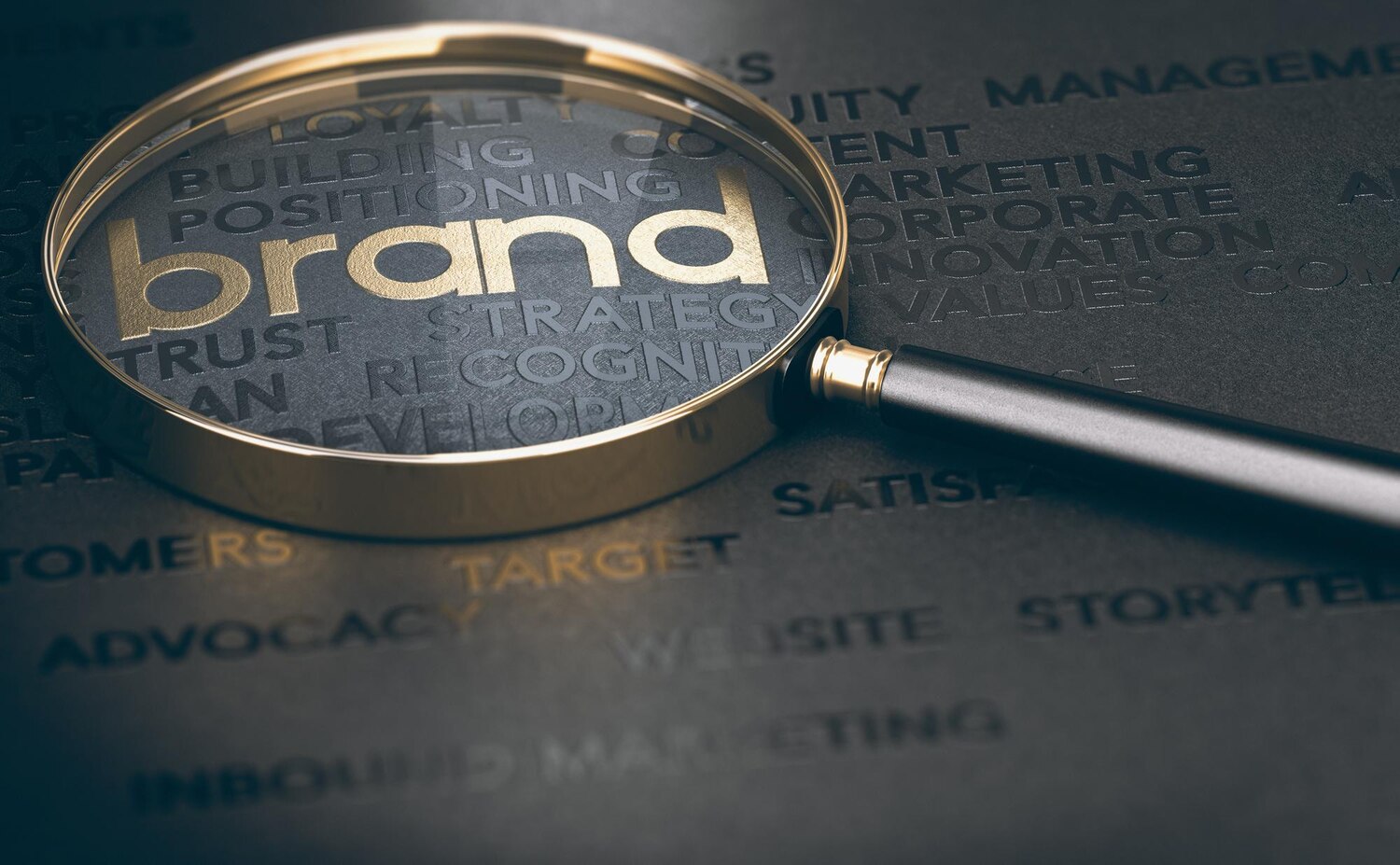 Nagyító fókuszál az arany színű brand feliratra és kapcsolódó marketing kulcsszavakra fekete háttéren.