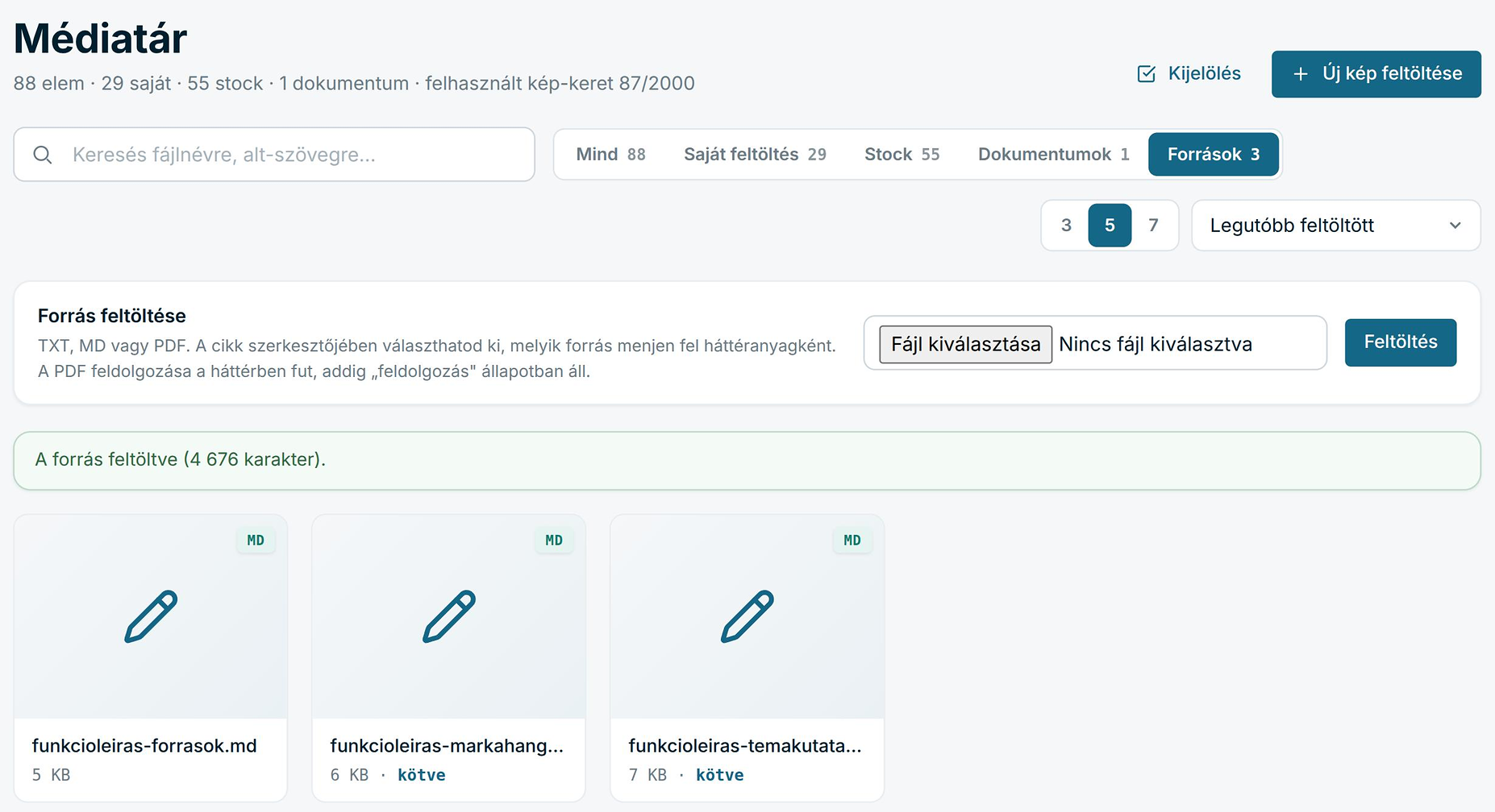 A Médiatár Források füle: forrás feltöltése TXT, MD vagy PDF formátumban, alatta a három feltöltött funkcióleírás