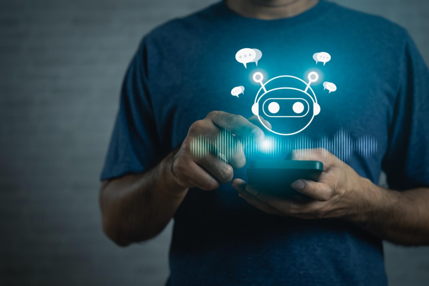 Okostelefont használó férfi felett megjelenő digitális mesterséges intelligencia chatbot ikon.
