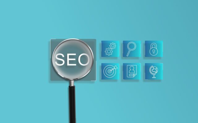 Nagyító a fehér SEO feliraton és kék digitális marketing ikonok világoskék háttér előtt.