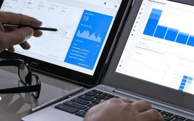 Google Analytics statisztikák és webes analitikai diagramok elemzése laptopon és tableten