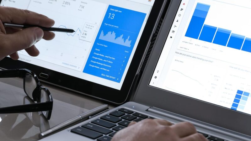 Google Analytics statisztikák és webes analitikai diagramok elemzése laptopon és tableten